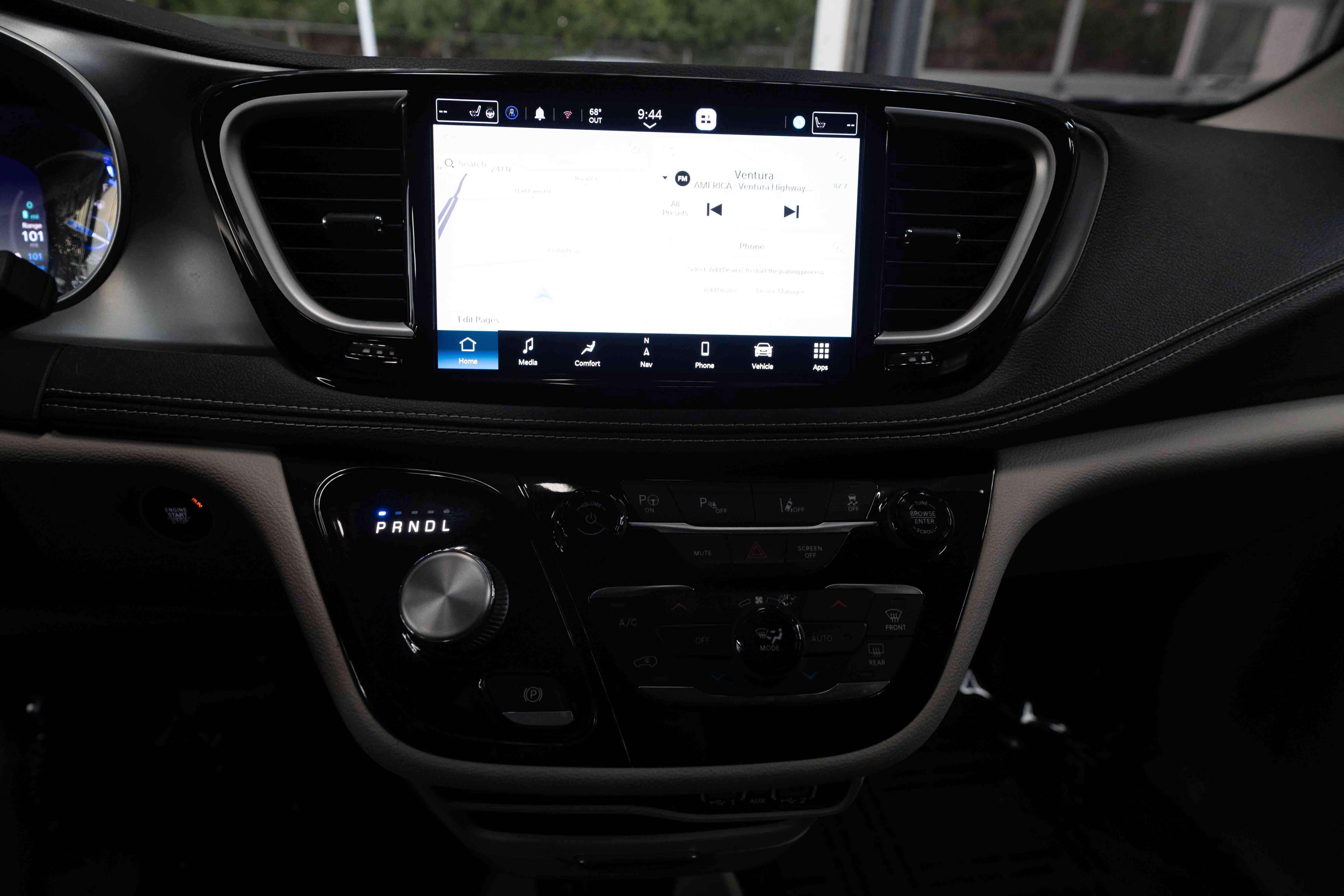 Used 2022 Chrysler Pacifica Touring-L w/ Uconnect Theater Family Group image 17