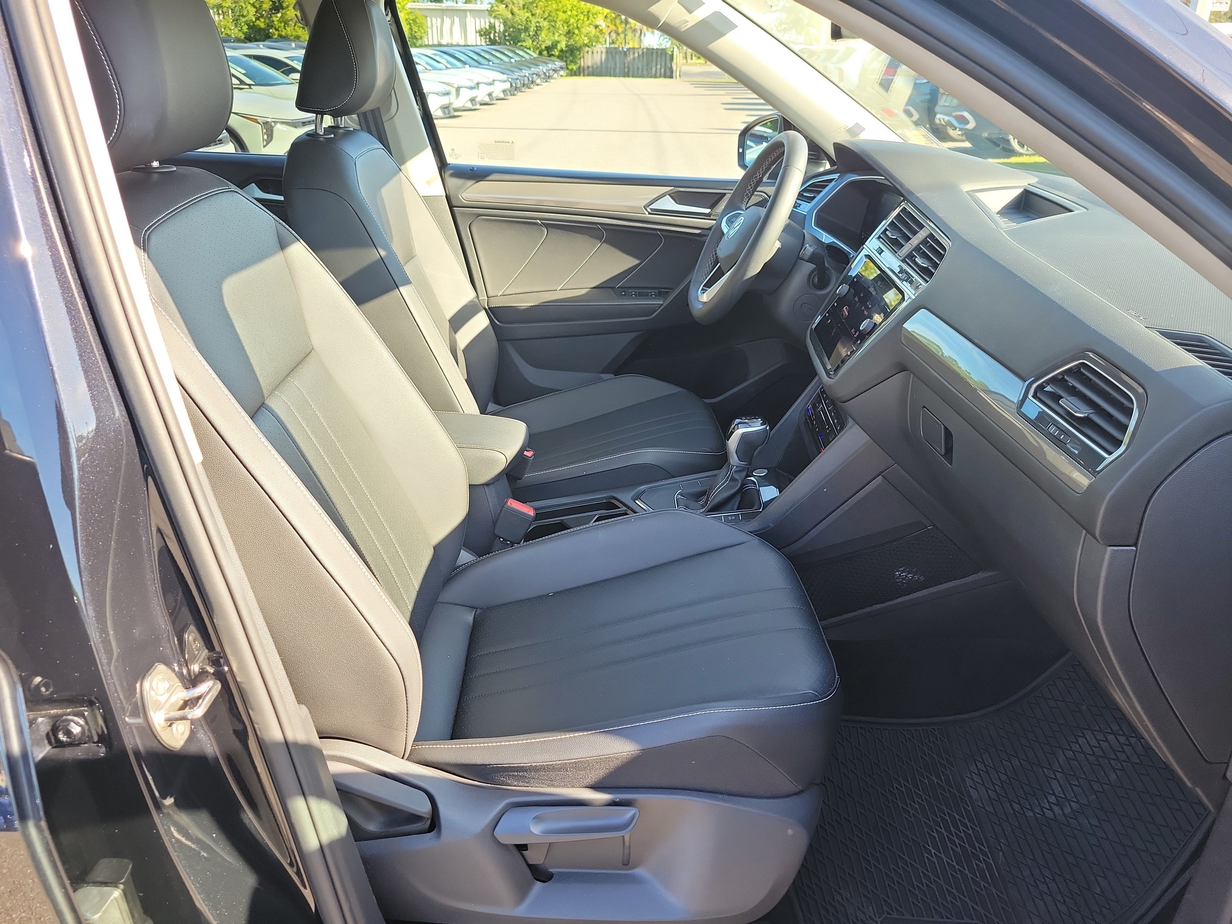 Used 2023 Volkswagen Tiguan SE w/ Panoramic Sunroof Package FWD image 7