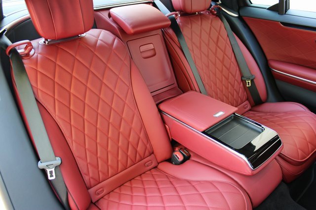 Used 2025 Mercedes-Benz S 580 4MATIC Sedan w/ AMG Line Package image 15