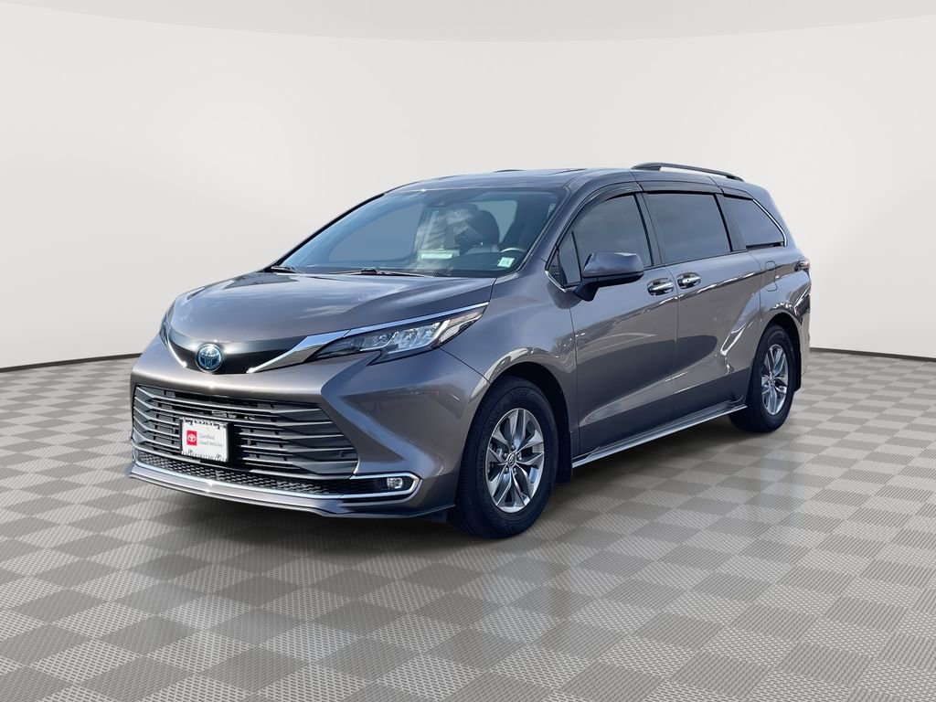 Used 2022 Toyota Sienna XLE image 3