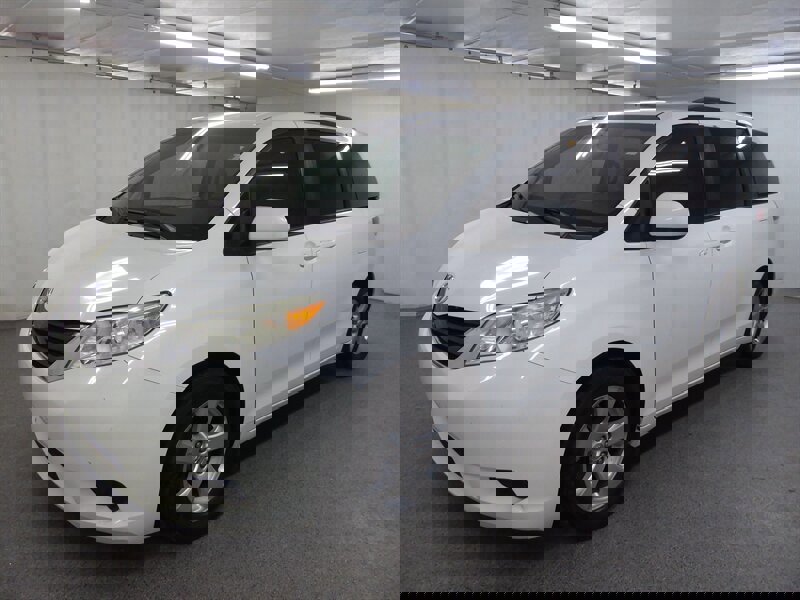 Used 2014 Toyota Sienna LE image 3