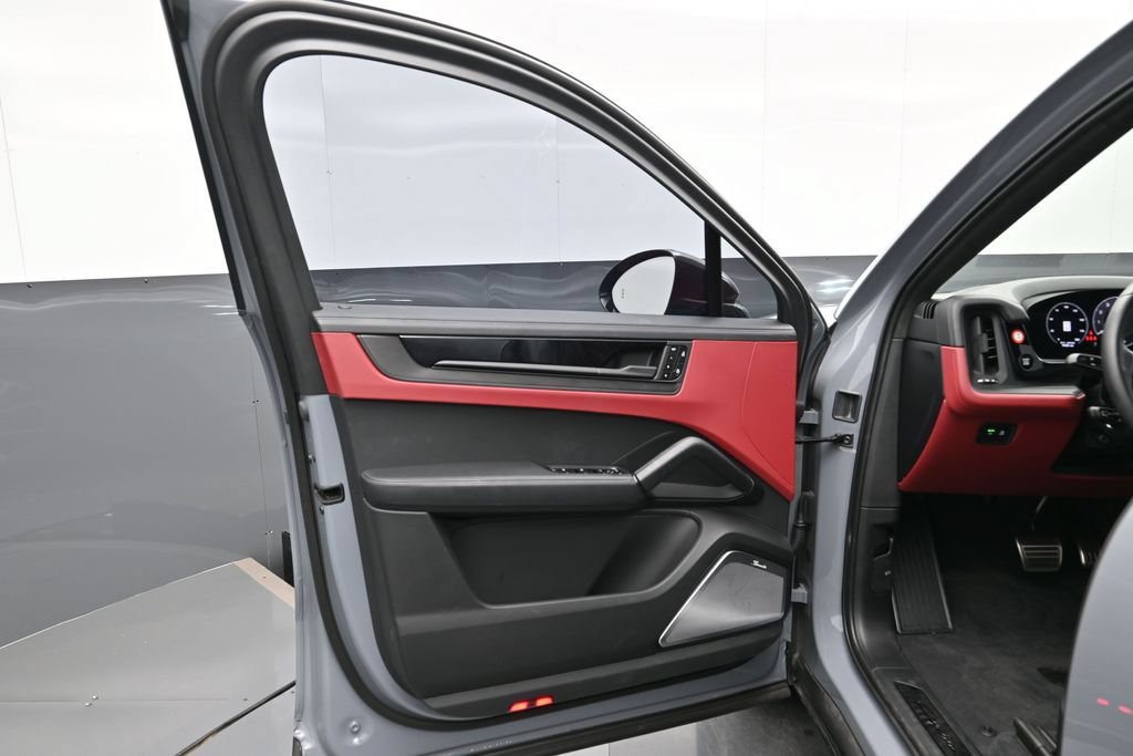 Certified 2025 Porsche Cayenne GTS AWD/4WD image 8