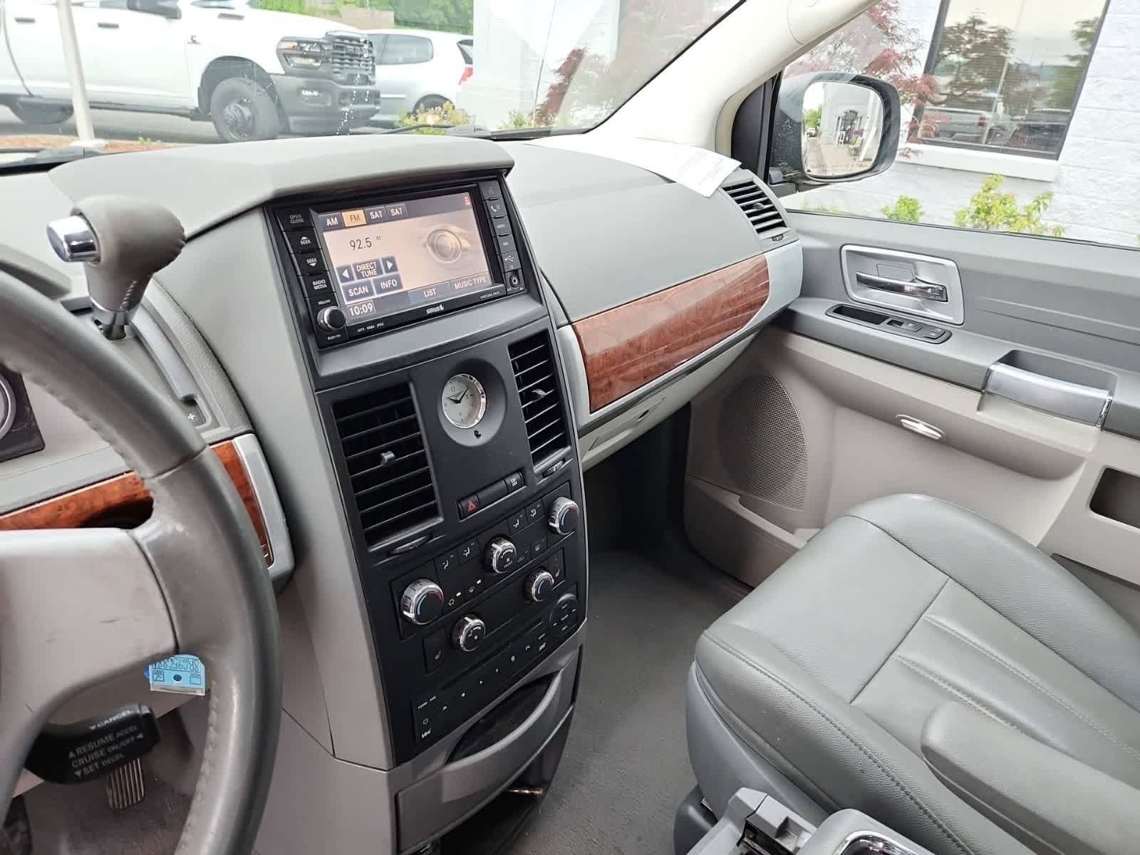 Used 2008 Chrysler Town & Country Touring FWD image 10