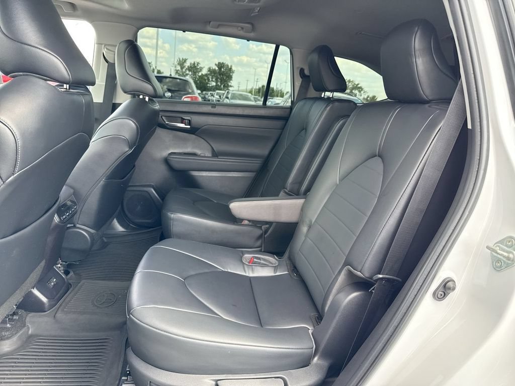 Used 2023 Toyota Highlander XLE AWD/4WD image 23