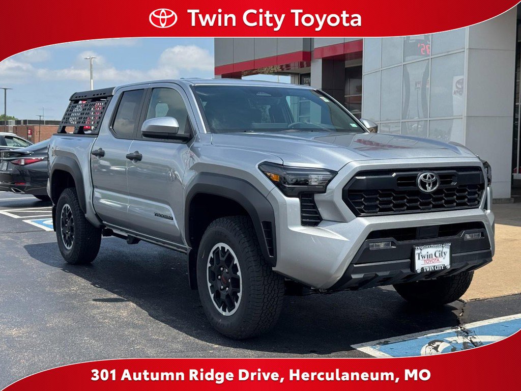 Certified 2025 Toyota Tacoma TRD Off-Road AWD/4WD image 1