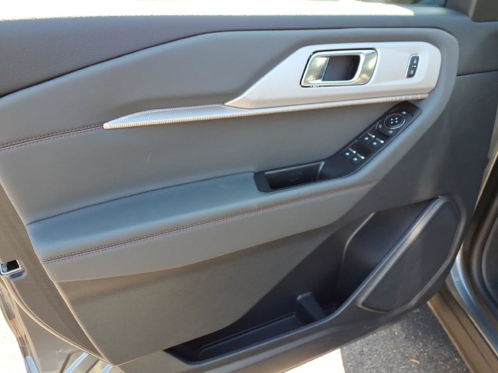 Used 2025 Ford Explorer Active AWD/4WD image 11