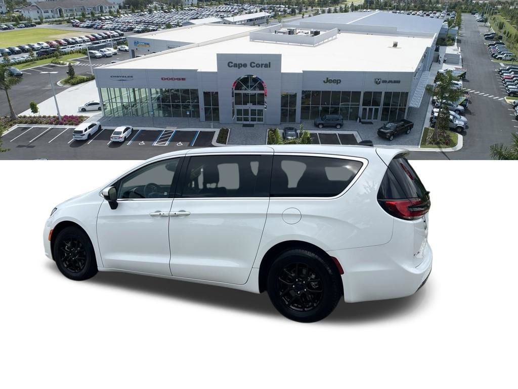 Used 2023 Chrysler Pacifica Touring-L FWD image 10