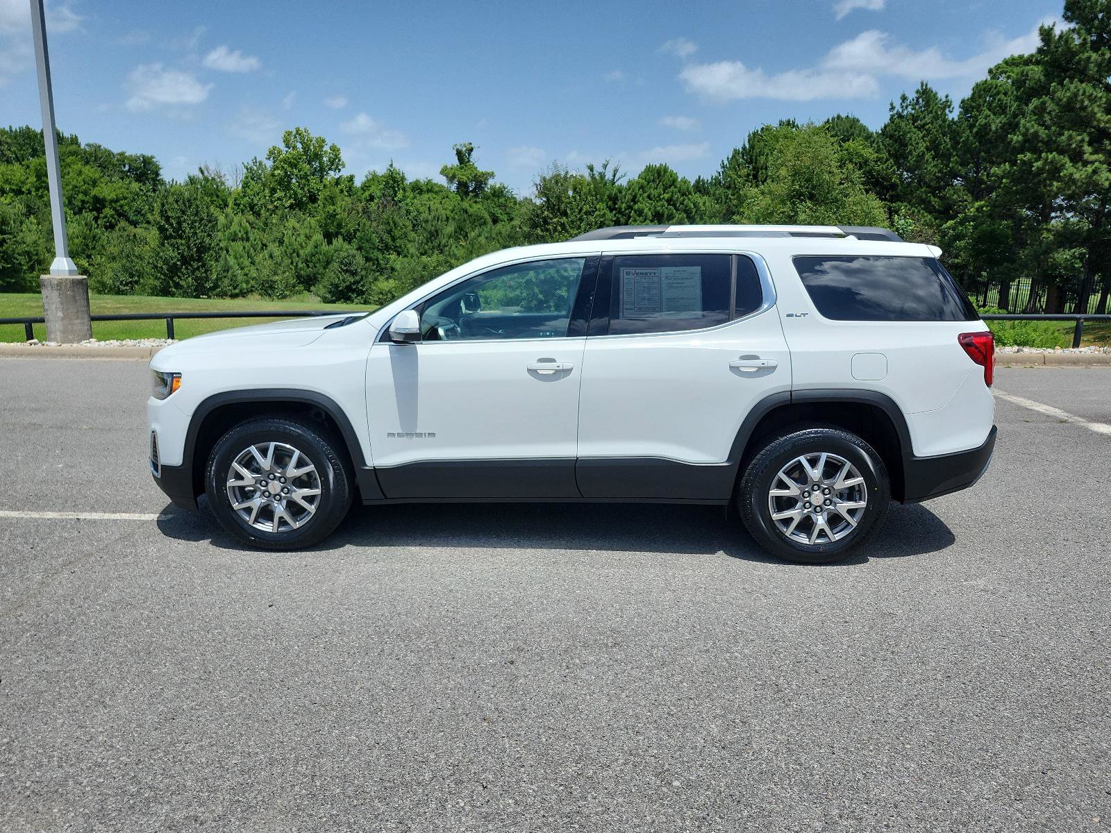 Used 2021 GMC Acadia SLT w/ Preferred Package FWD image 2