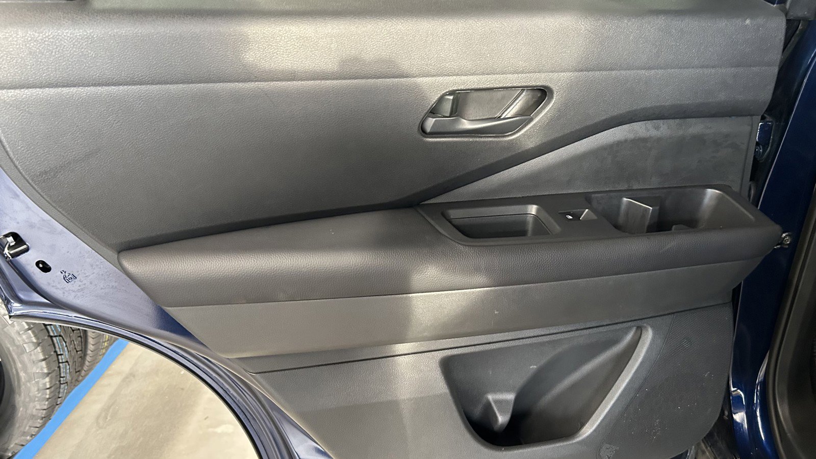 Used 2025 Nissan Pathfinder SV image 11