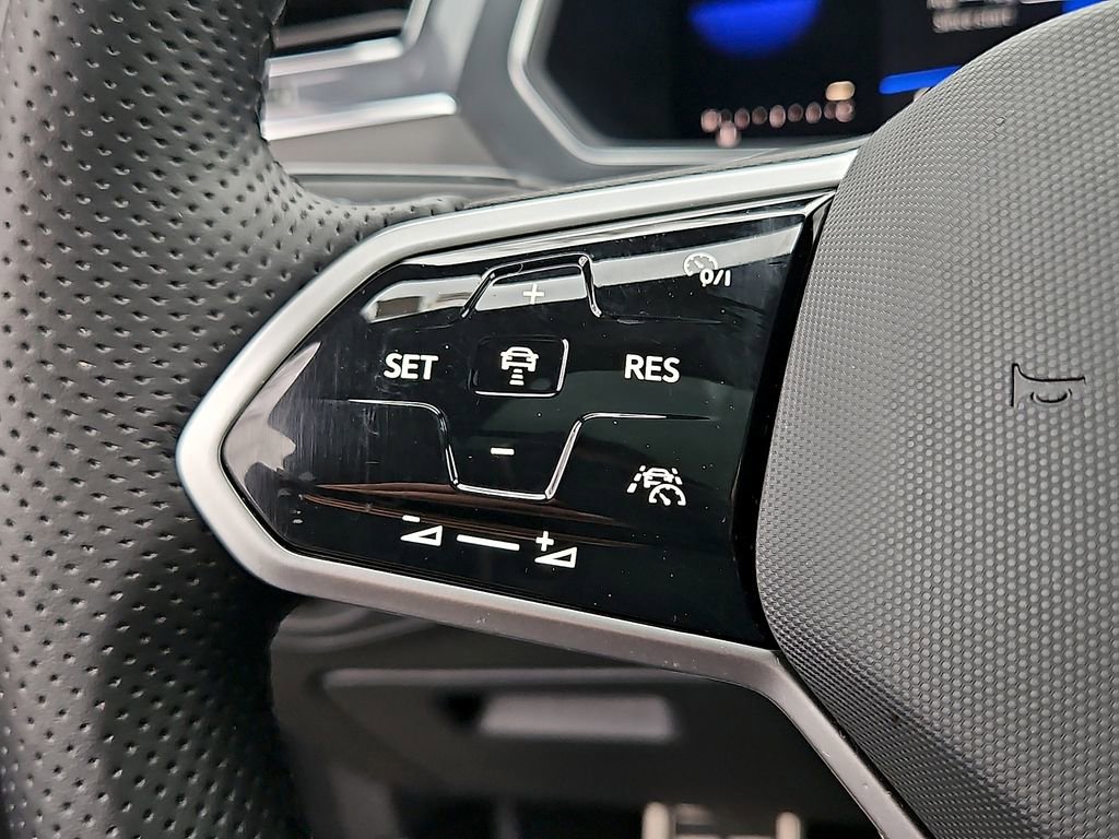 Certified 2022 Volkswagen Tiguan SE R-Line image 24