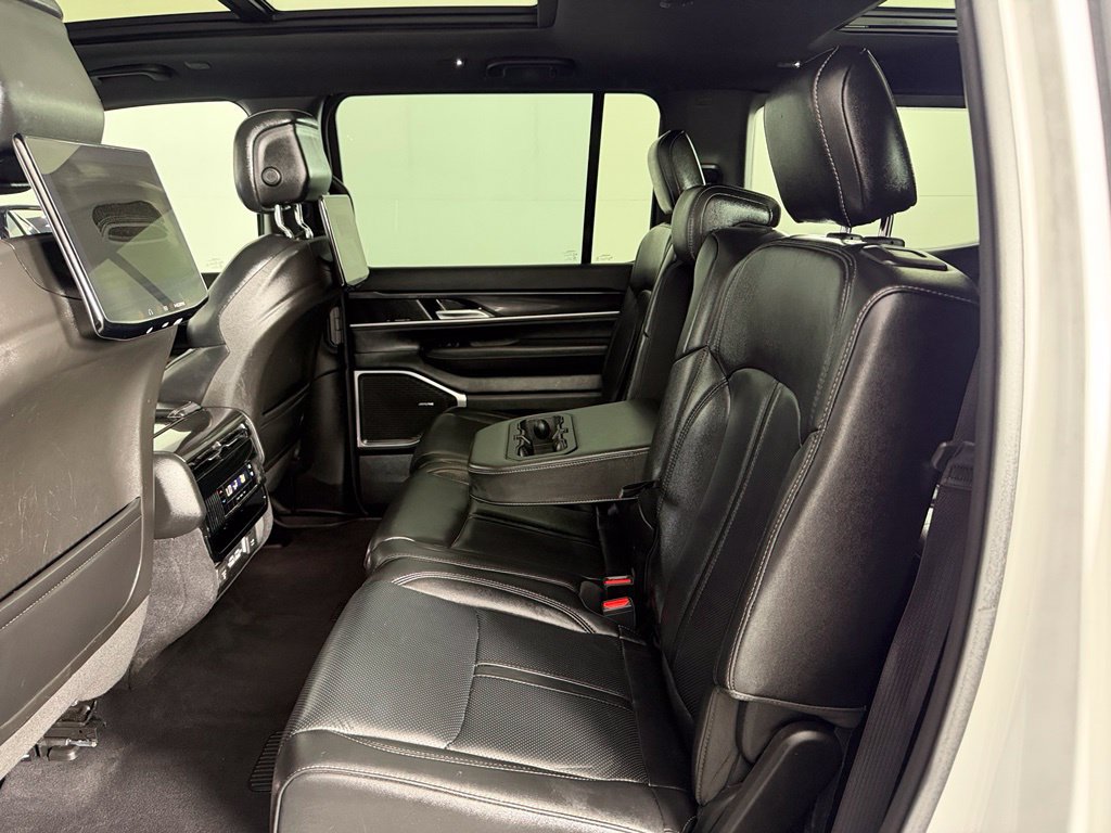 Used 2023 Jeep Wagoneer 4WD w/ Premium Group I image 16