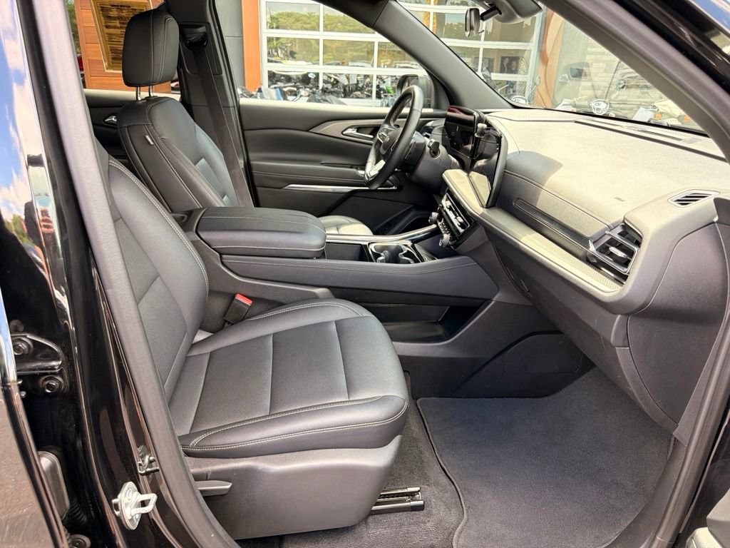 Used 2025 Chevrolet Traverse LT AWD/4WD image 14