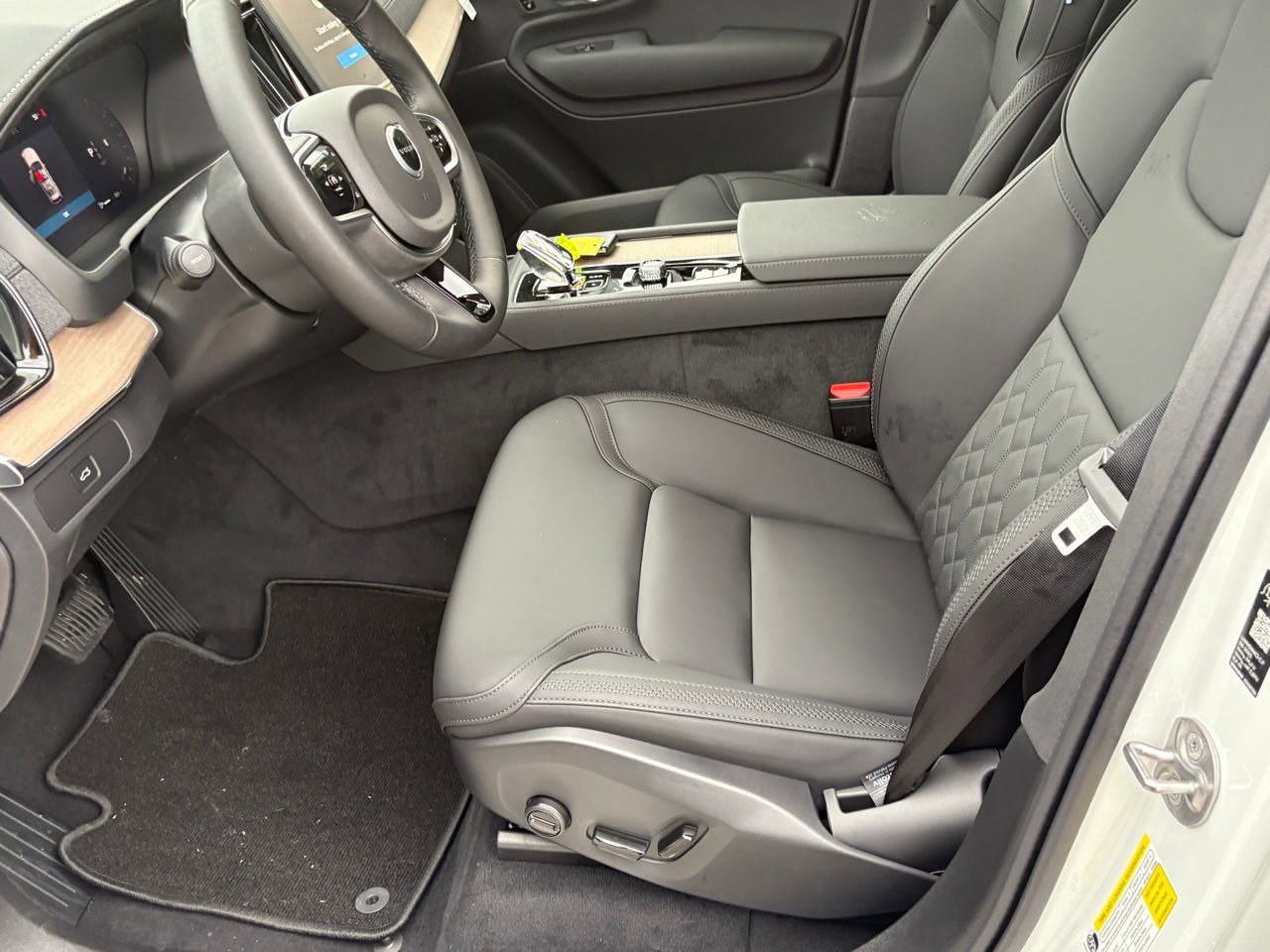 New 2026 Volvo XC90 B6 Plus w/ Protection Package Premier AWD/4WD image 18