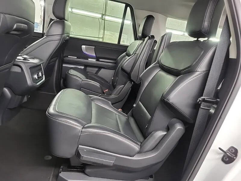 Used 2025 Ford Expedition Max Platinum AWD/4WD image 12