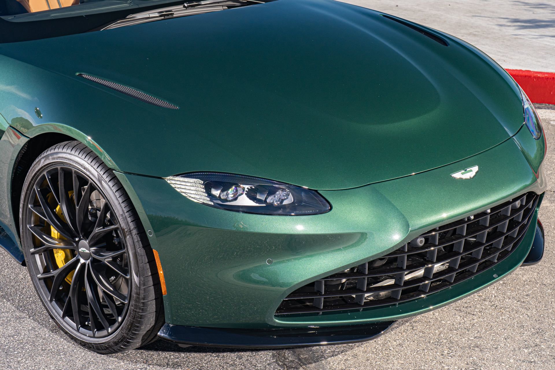 Used 2023 Aston Martin V8 Vantage Roadster RWD image 10