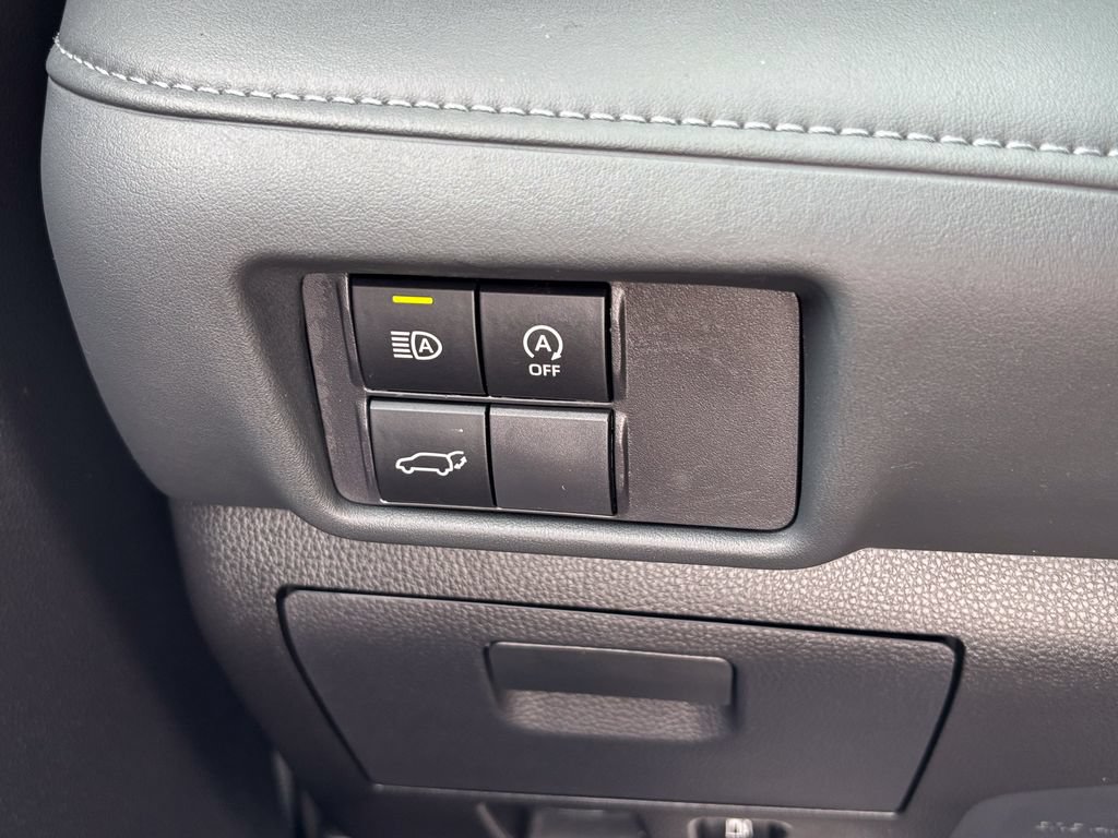 Used 2025 Toyota Highlander LE FWD image 23