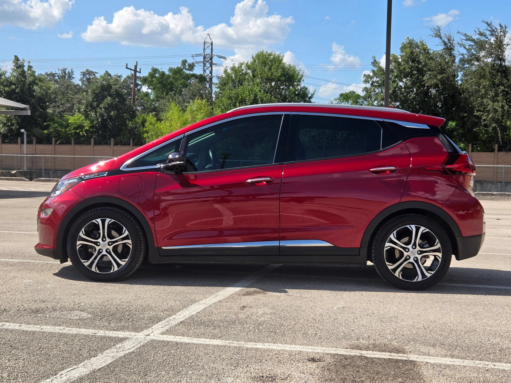 Used 2019 Chevrolet Bolt Premier w/ Infotainment Package FWD image 7