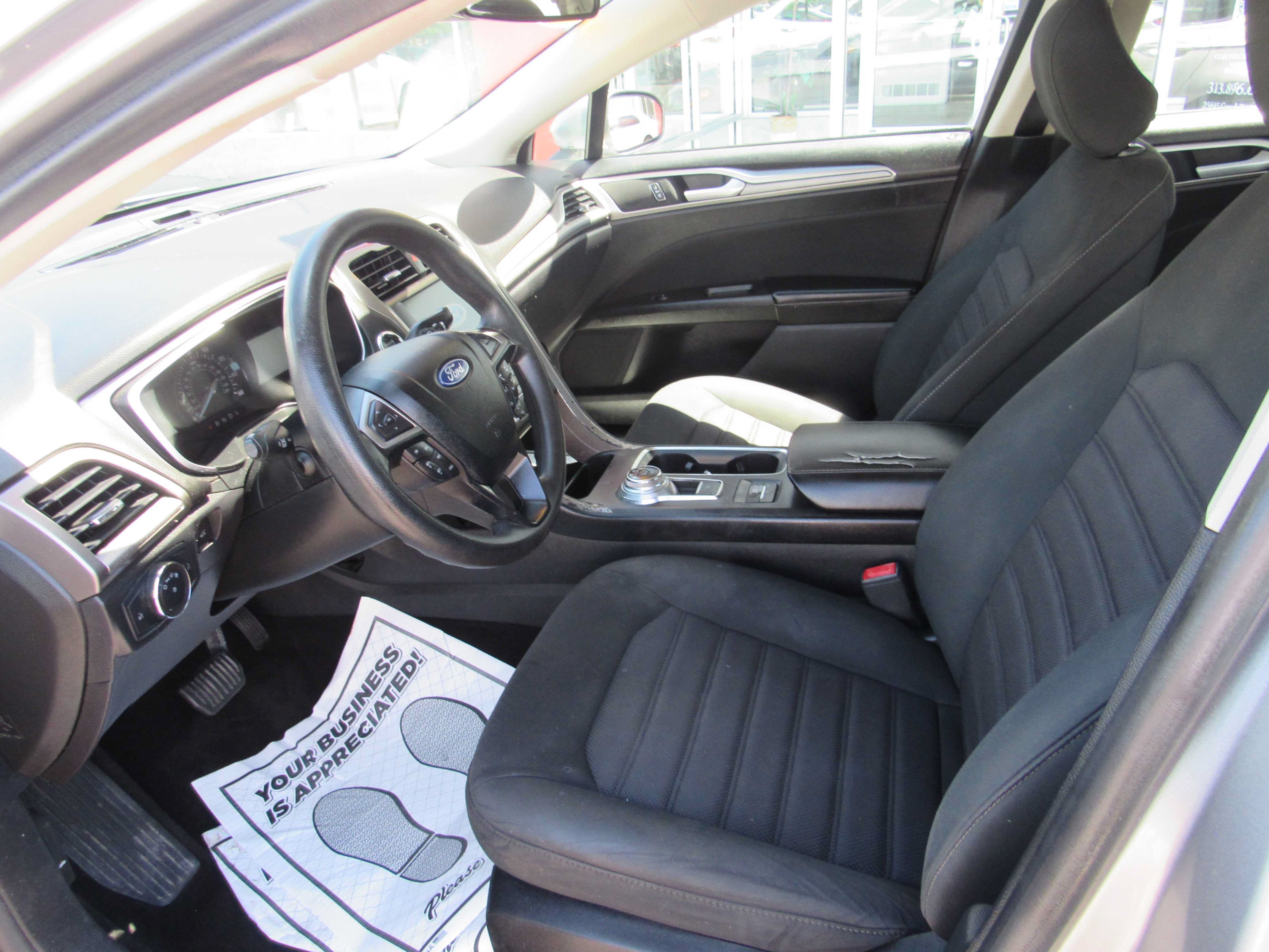 Used 2020 Ford Fusion SE FWD image 9