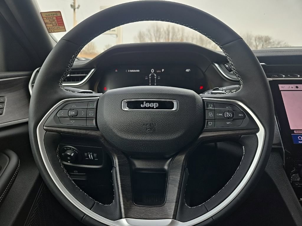 Used 2025 Jeep Grand Cherokee L Limited w/ Luxury Tech Group II image 33