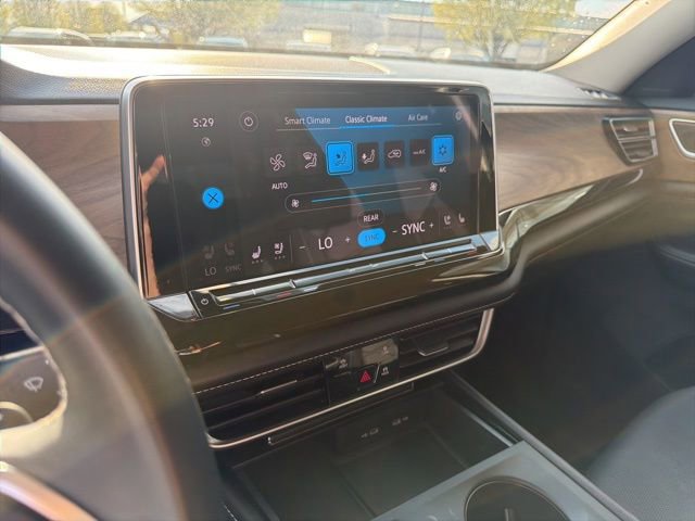 Used 2024 Volkswagen Atlas SE image 32