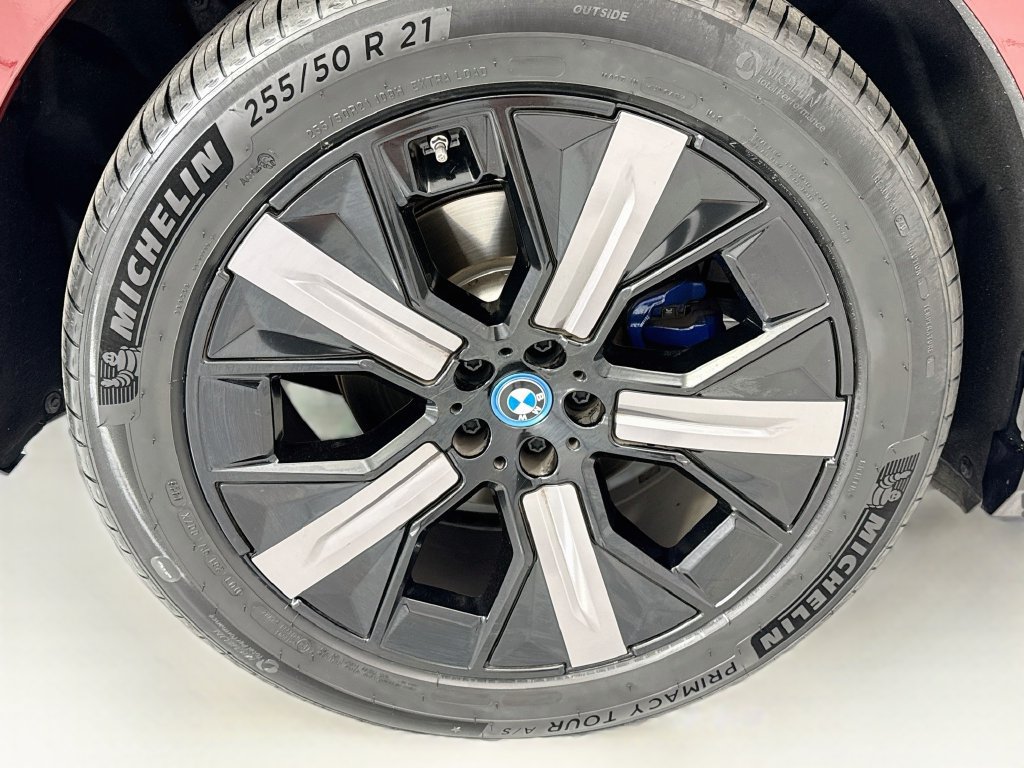 Certified 2024 BMW iX xDrive50 w/ Premium Package AWD/4WD image 31