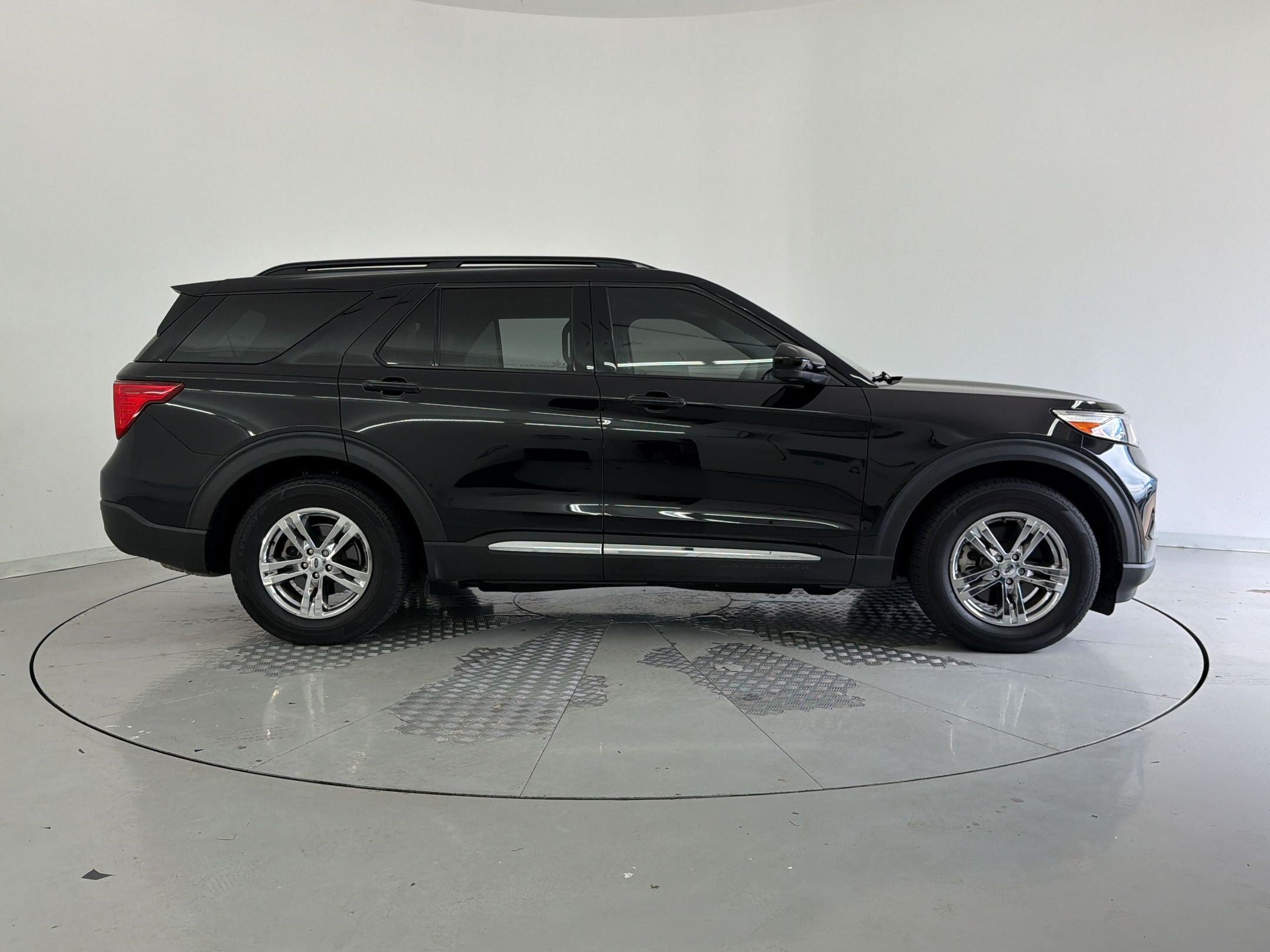 Used 2023 Ford Explorer XLT w/ Equipment Group 202A RWD image 8