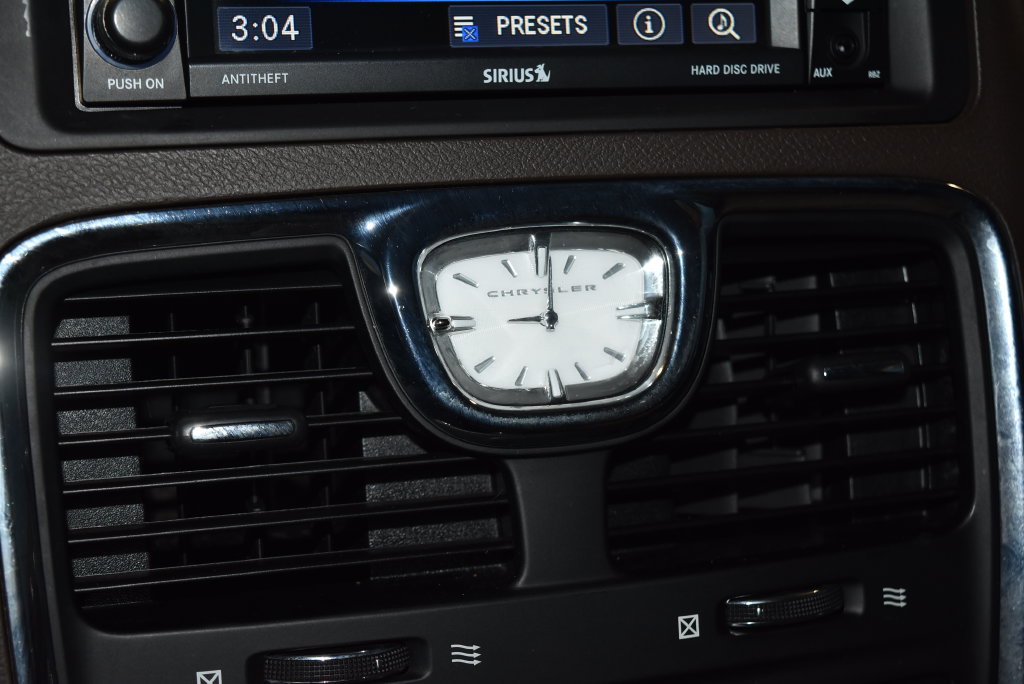 Used 2015 Chrysler Town & Country Touring-L w/ Driver Convenience Group FWD image 12