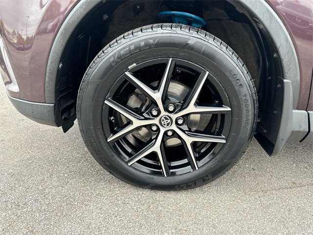 Used 2017 Toyota RAV4 SE image 10