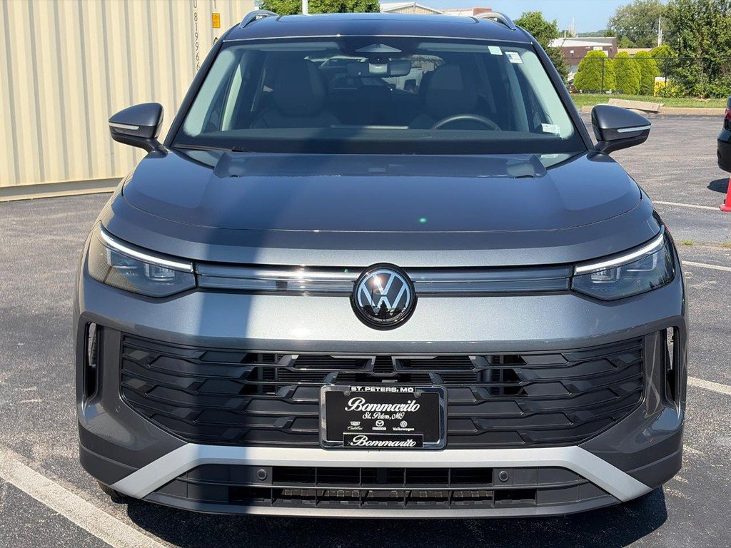 Used 2026 Volkswagen Tiguan SE w/ Panoramic Sunroof Package AWD/4WD image 2