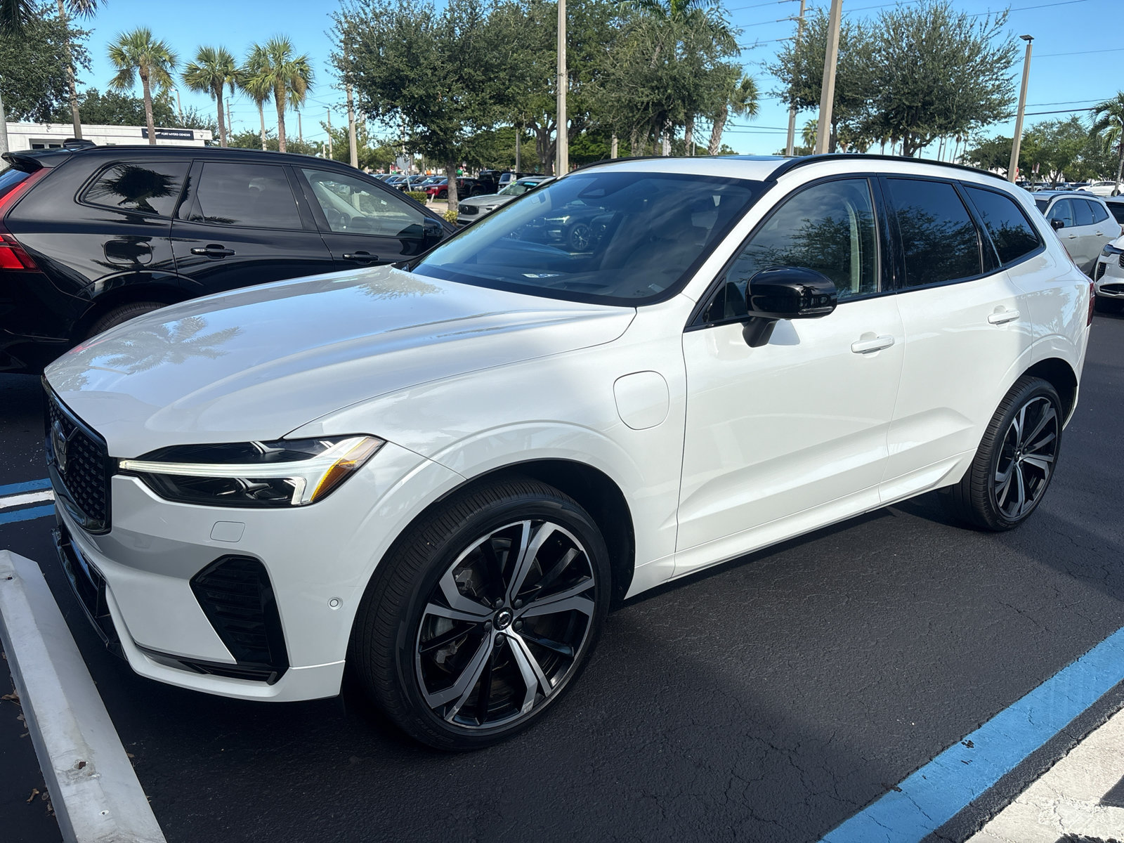 Certified 2025 Volvo XC60 T8 Ultra w/ Protection Package Premier AWD/4WD image 3