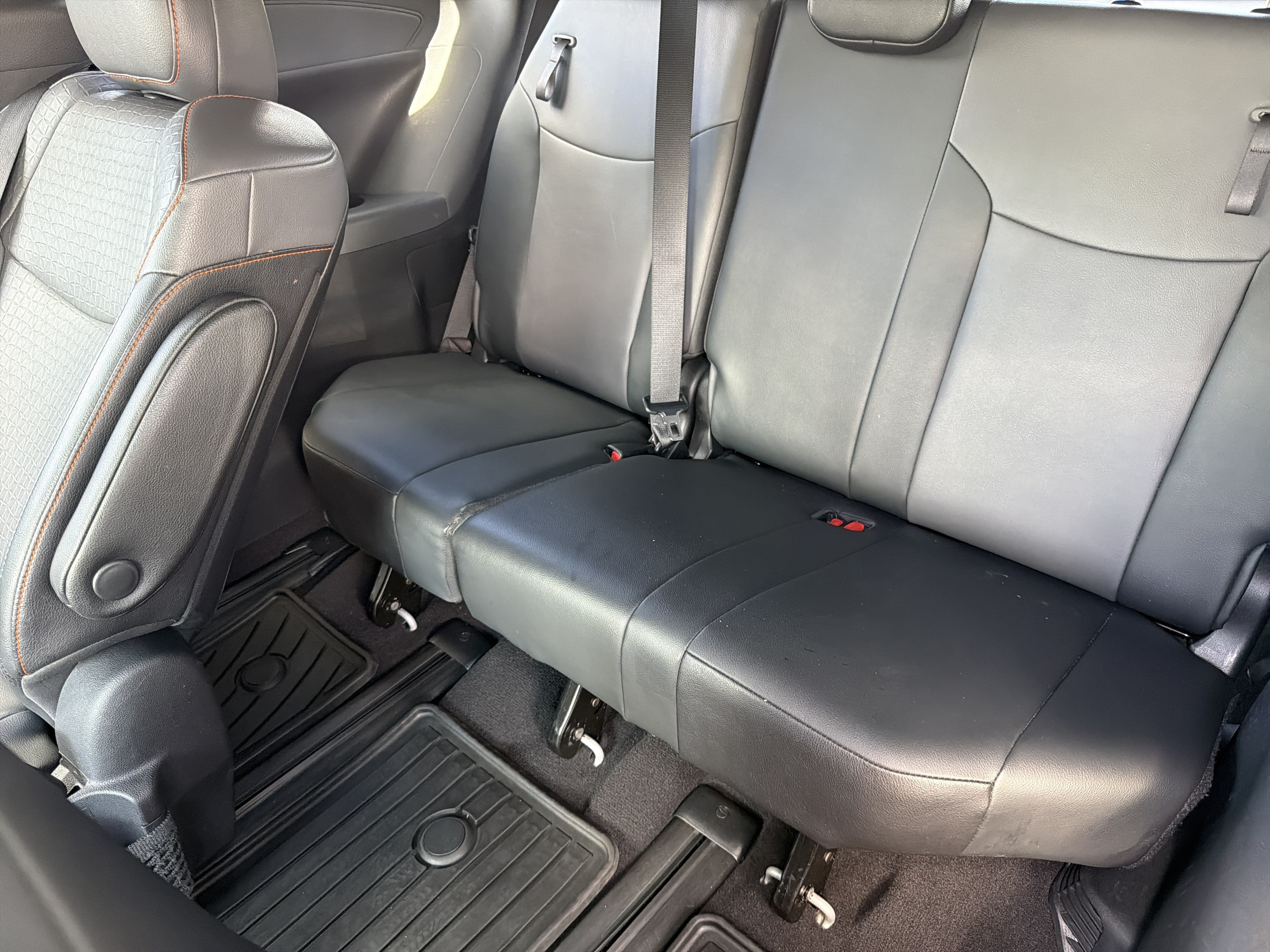 Used 2022 Toyota Sienna XSE FWD image 30