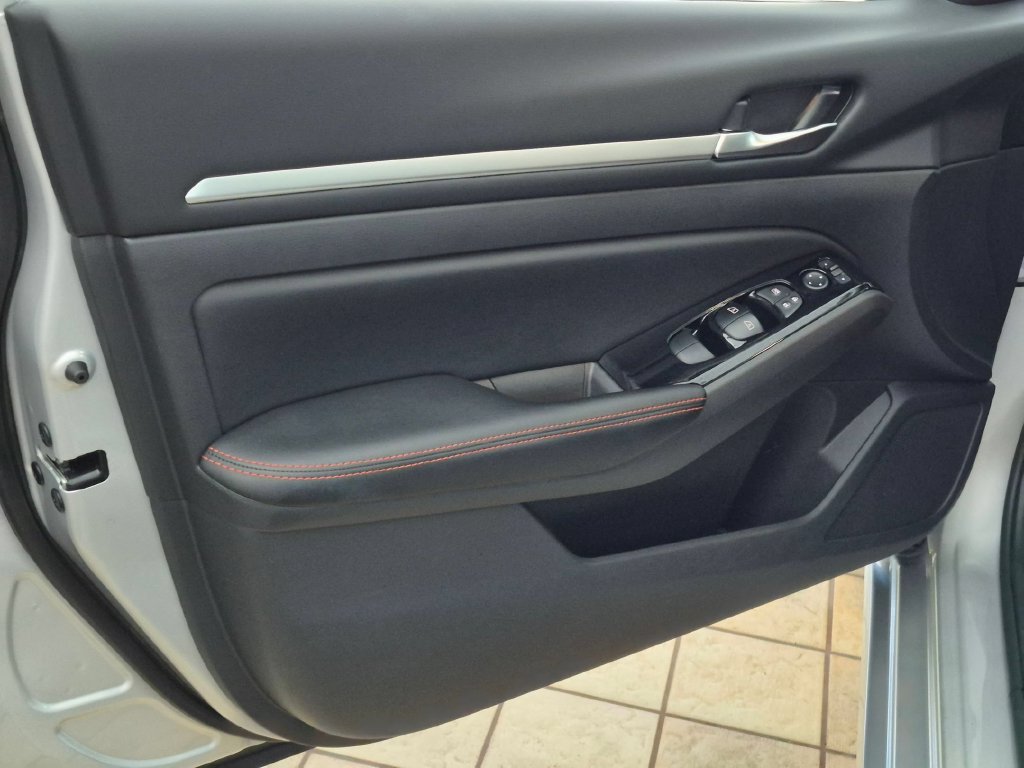 Used 2025 Nissan Altima 2.5 SR FWD image 9