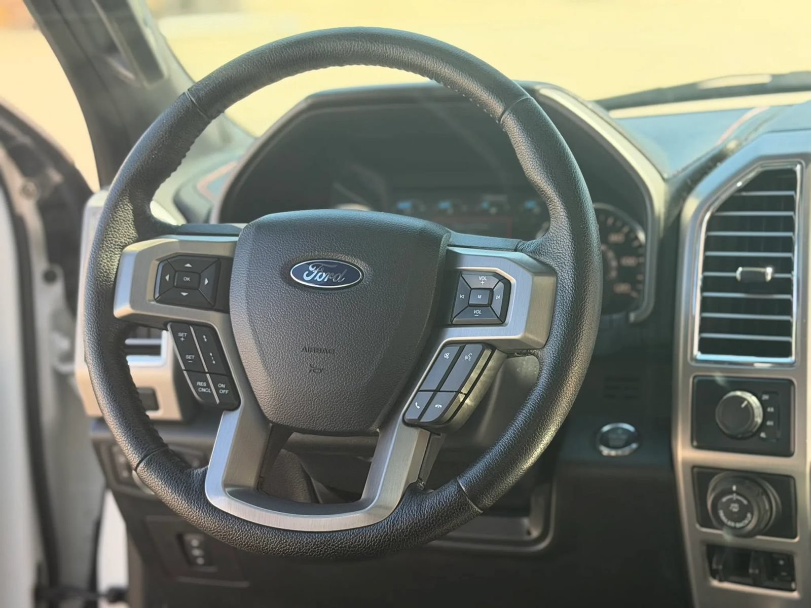 Used 2016 Ford F150 Platinum w/ Equipment Group 701A Luxury AWD/4WD image 33