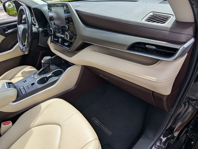 Used 2020 Toyota Highlander XLE image 17