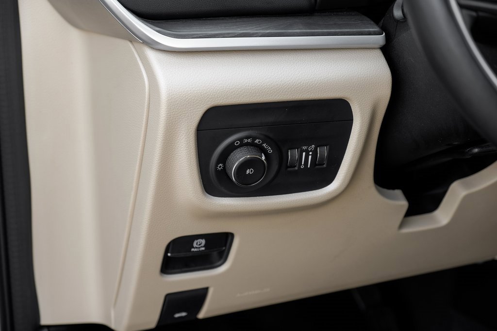 Used 2022 Jeep Grand Cherokee Limited image 38