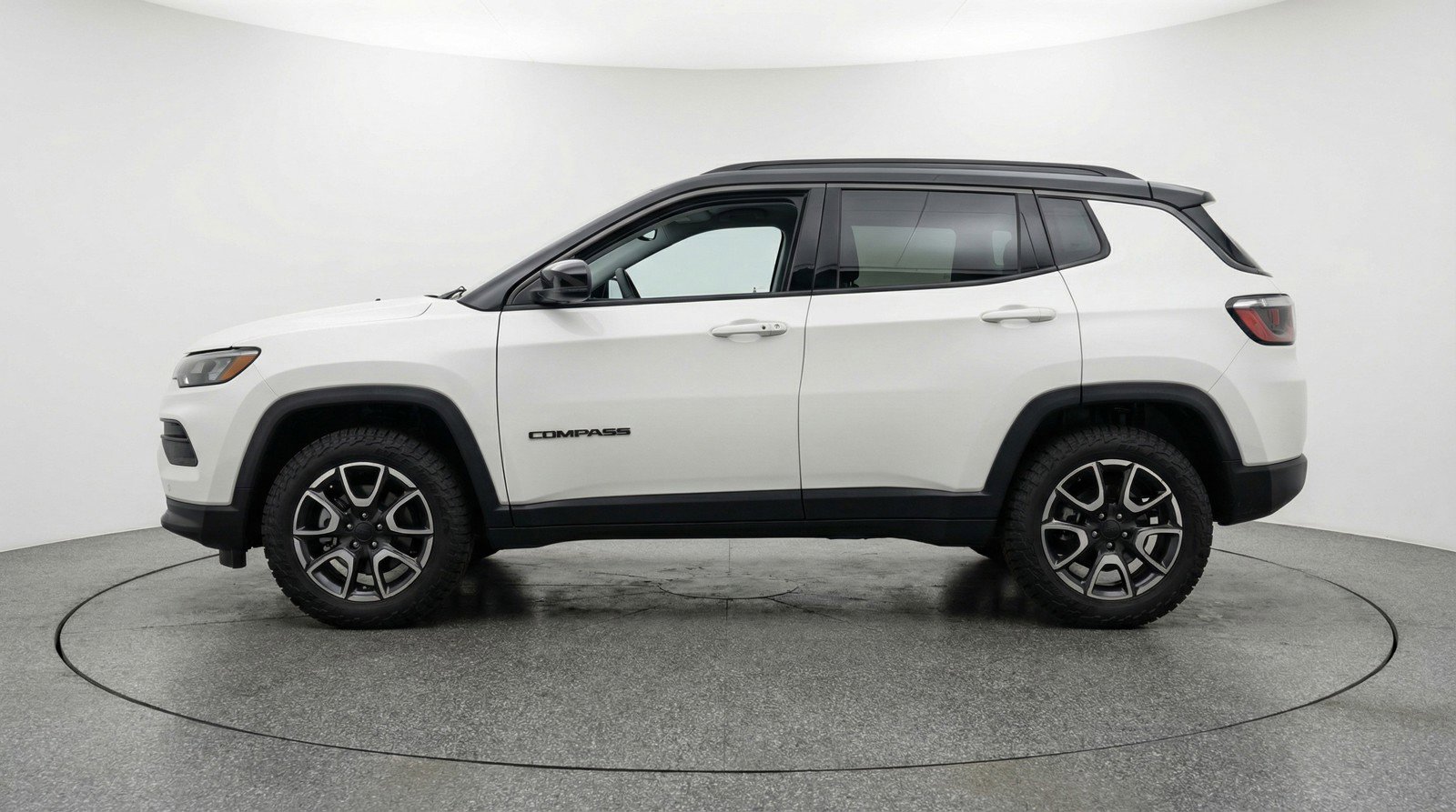 Used 2025 Jeep Compass Trailhawk image 5