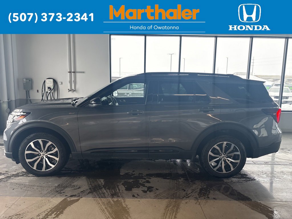 Used 2025 Ford Explorer ST-Line image 2