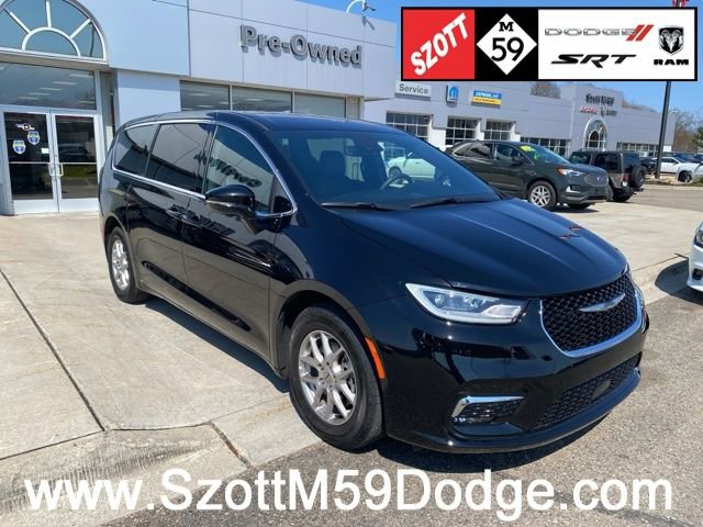 Used 2025 Chrysler Pacifica Select FWD image 1