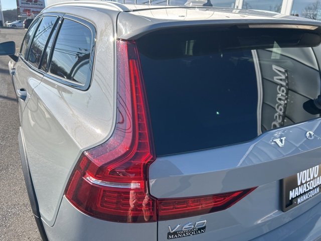 Used 2025 Volvo V60 B5 Cross Country Plus image 10