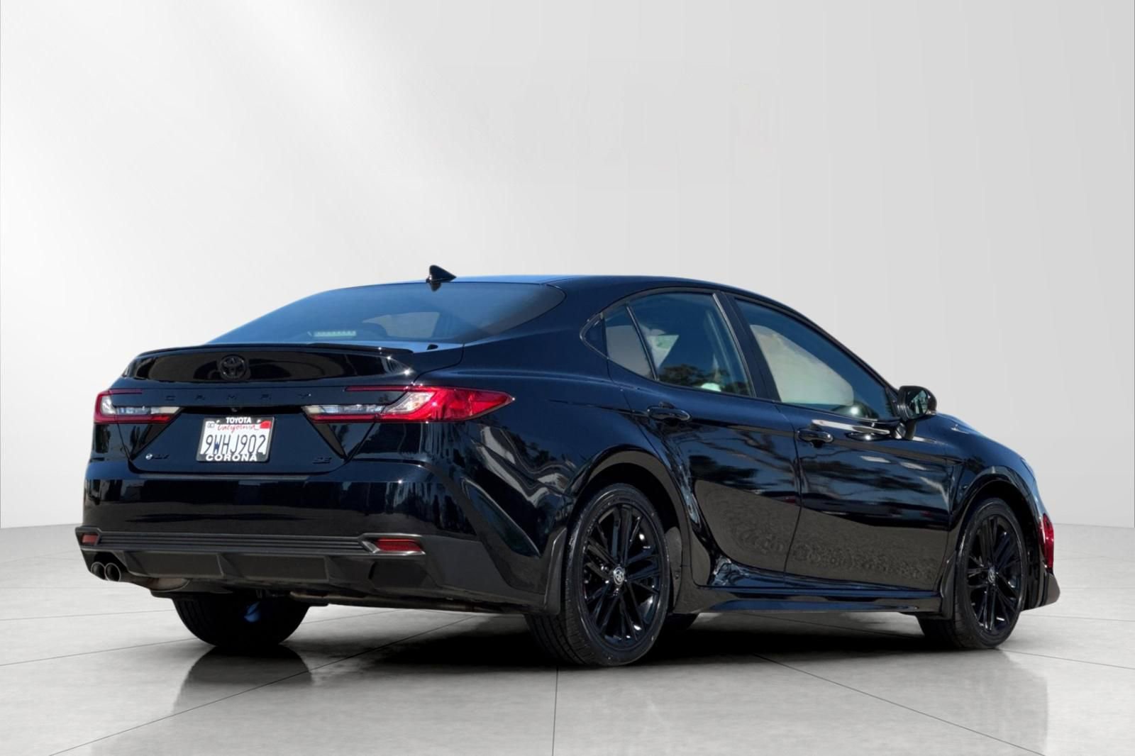 Used 2025 Toyota Camry SE w/ Convenience Package FWD image 3