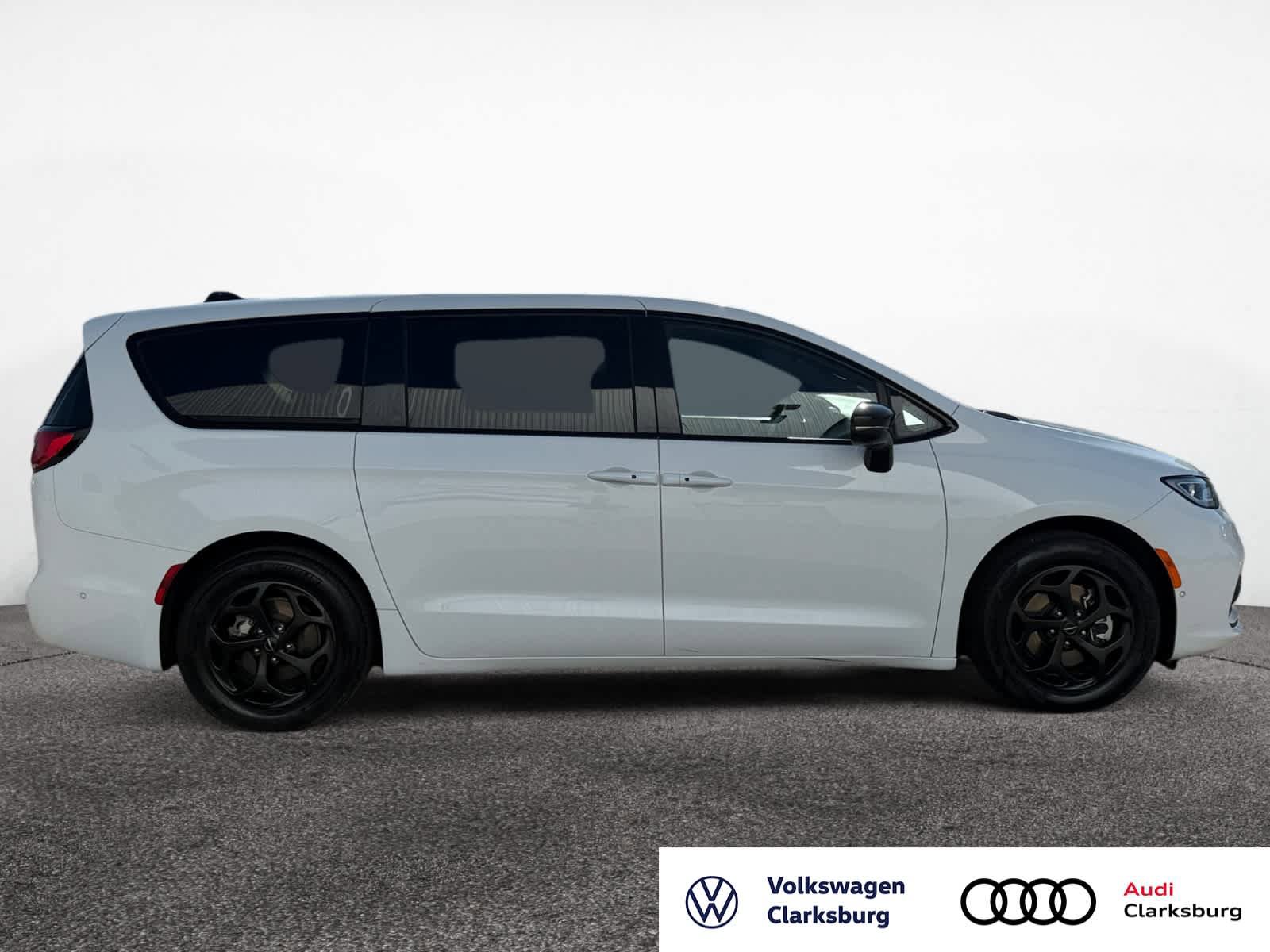 Used 2024 Chrysler Pacifica Limited image 5