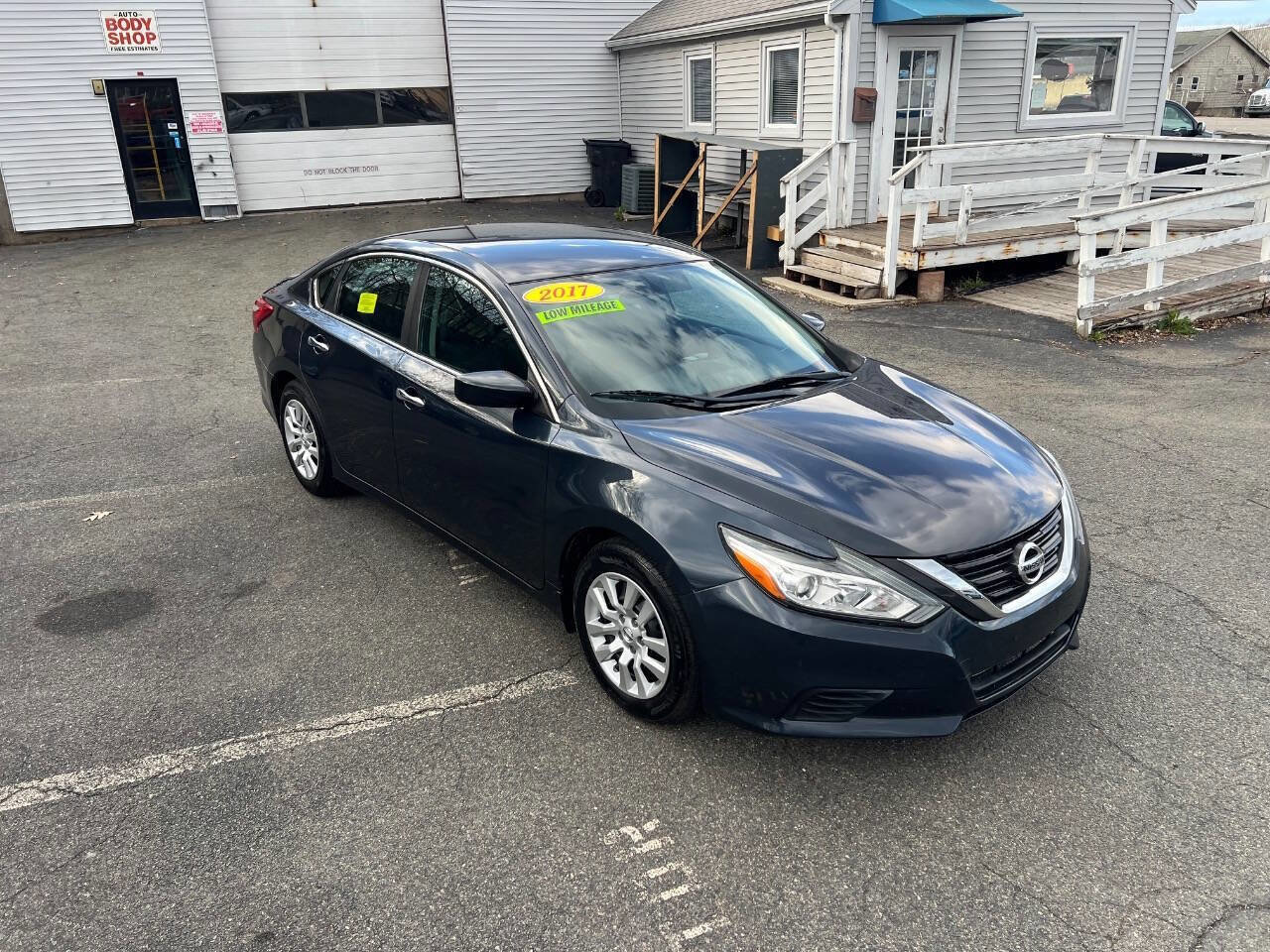 Used 2017 Nissan Altima 2.5 S w/ Power Driver Seat Package FWD image 3