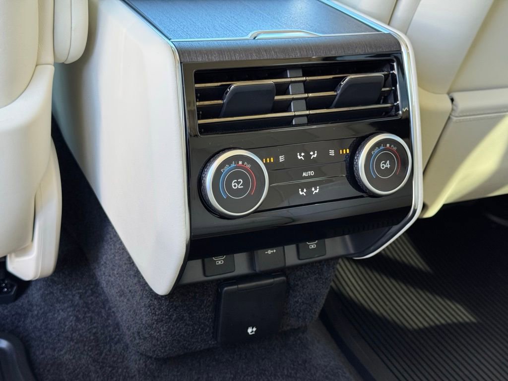 Used 2024 Land Rover Range Rover Long Wheelbase Autobiography image 36