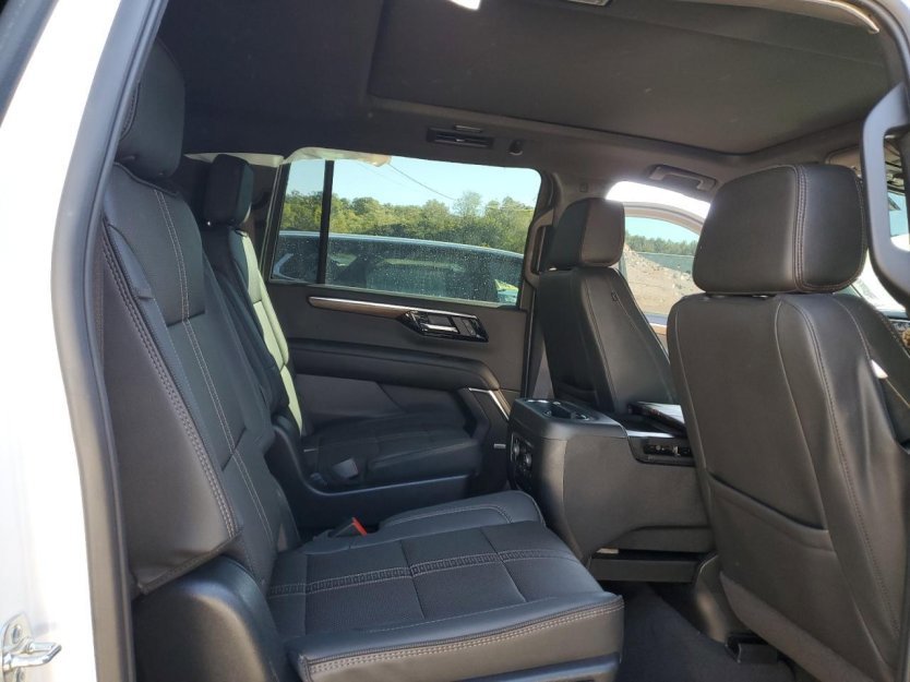 Used 2025 Chevrolet Suburban High Country image 9