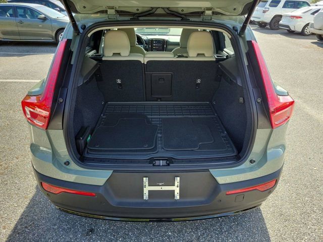 Used 2025 Volvo XC40 B5 Plus w/ Protection Package Premier image 19