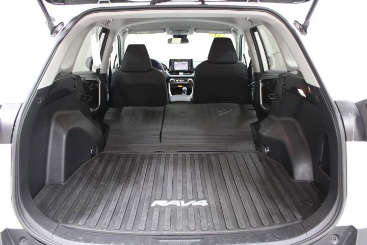 Used 2021 Toyota RAV4 LE image 14