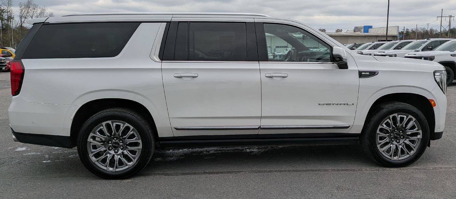 Certified 2023 GMC Yukon XL Denali Ultimate AWD/4WD image 7