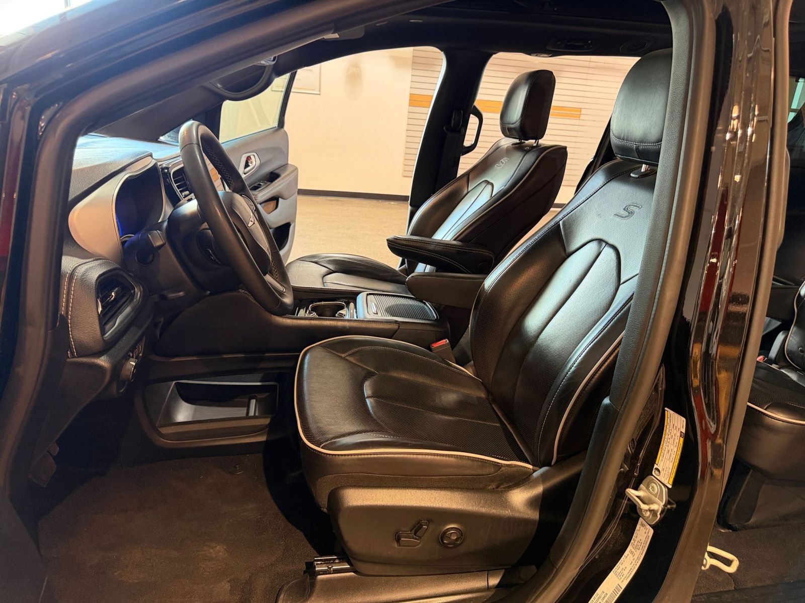 Used 2025 Chrysler Pacifica Limited FWD image 24