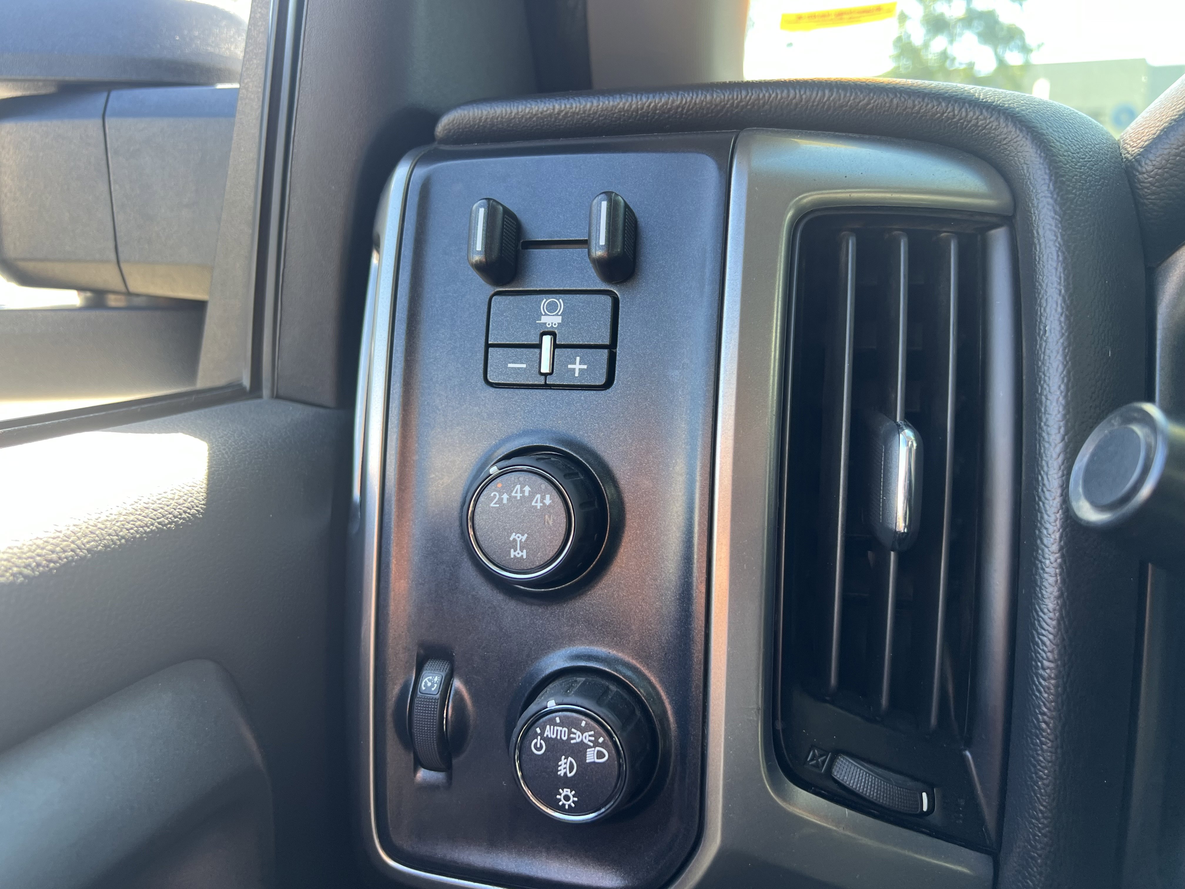 Used 2019 Chevrolet Silverado 2500 LT w/ LT Convenience Package image 17