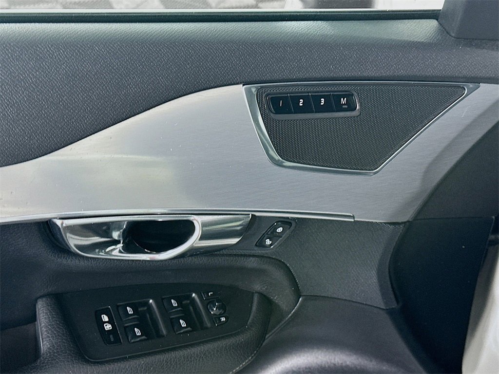 Used 2016 Volvo XC90 T5 Momentum image 24